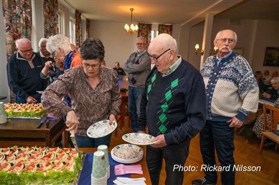 Kicki Sinclair, Gunnar Persson hugger in på smörgåstårtan