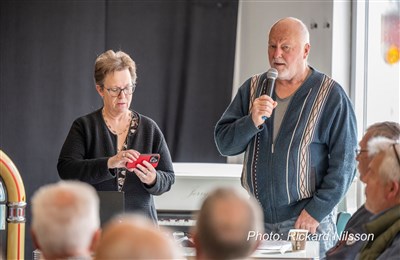 F&ouml;rel&auml;sarna Kjell och Karin ber&auml;ttar om sin &auml;nventyr under jordenruntresa p&aring; motorcykel.jpg